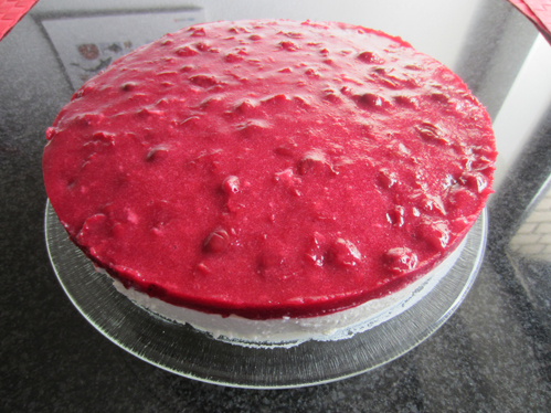Joghurt-Sahne-Torte mit Roter Grütze