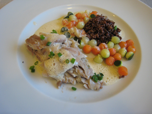 Papageienfisch aus dem Salzteig mit Gemüseperlen, rotem Camarguereis  und einer Weißweinsauce