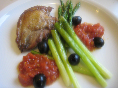 Fasanenbrust auf Spargel mit Tomatenmus und Oliven