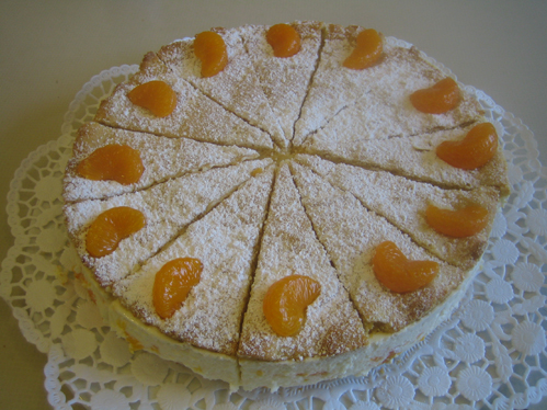 Quark-Sahne-Torte mit Mandarinen (gedeckt)