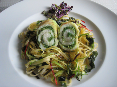 Seezungenröllchen mit Wakame-Salatfüllung auf Linguinen und Algen