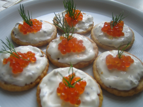 Salzkräcker mit Kräuter-Crème-Fraîche und Forellenkaviar
