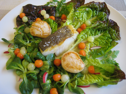 Skreitranche und Jakobsmuscheln auf Salat mit Kartoffeldressing