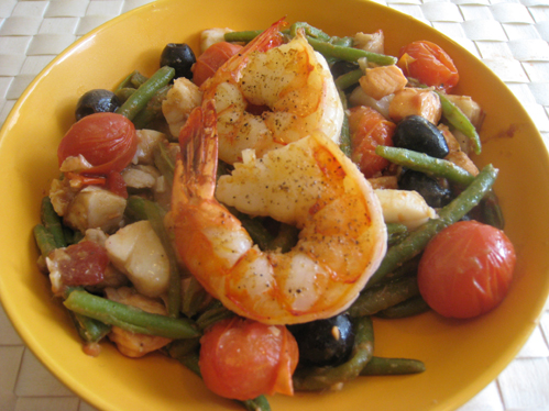 Mediterraner Fischtopf mit Bohnen, Oliven und Tomaten