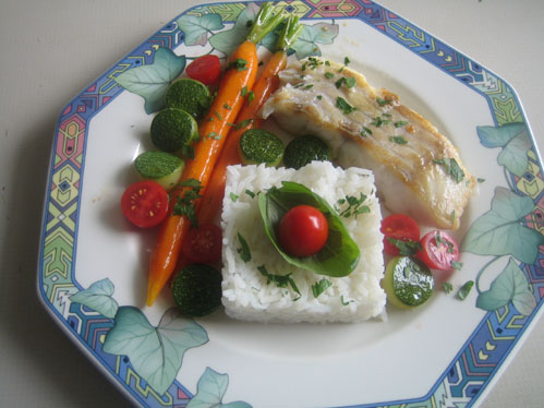 Seehechtfilets mit glasierten Möhren, Zucchini und Tomaten