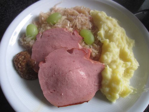 Gebackener Fleischkäse auf Sauerkraut