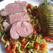 Medaillons vom Ibericoschwein auf Zucchini-Paprika-Gemüse mit Bärlauch-Kartoffelfächer