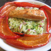 Lachsschnitte auf Zucchini-Radieschen-Julienne und Spitzpaprika